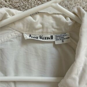 ANNE KLEINII Beautiful waist hugging white button down
